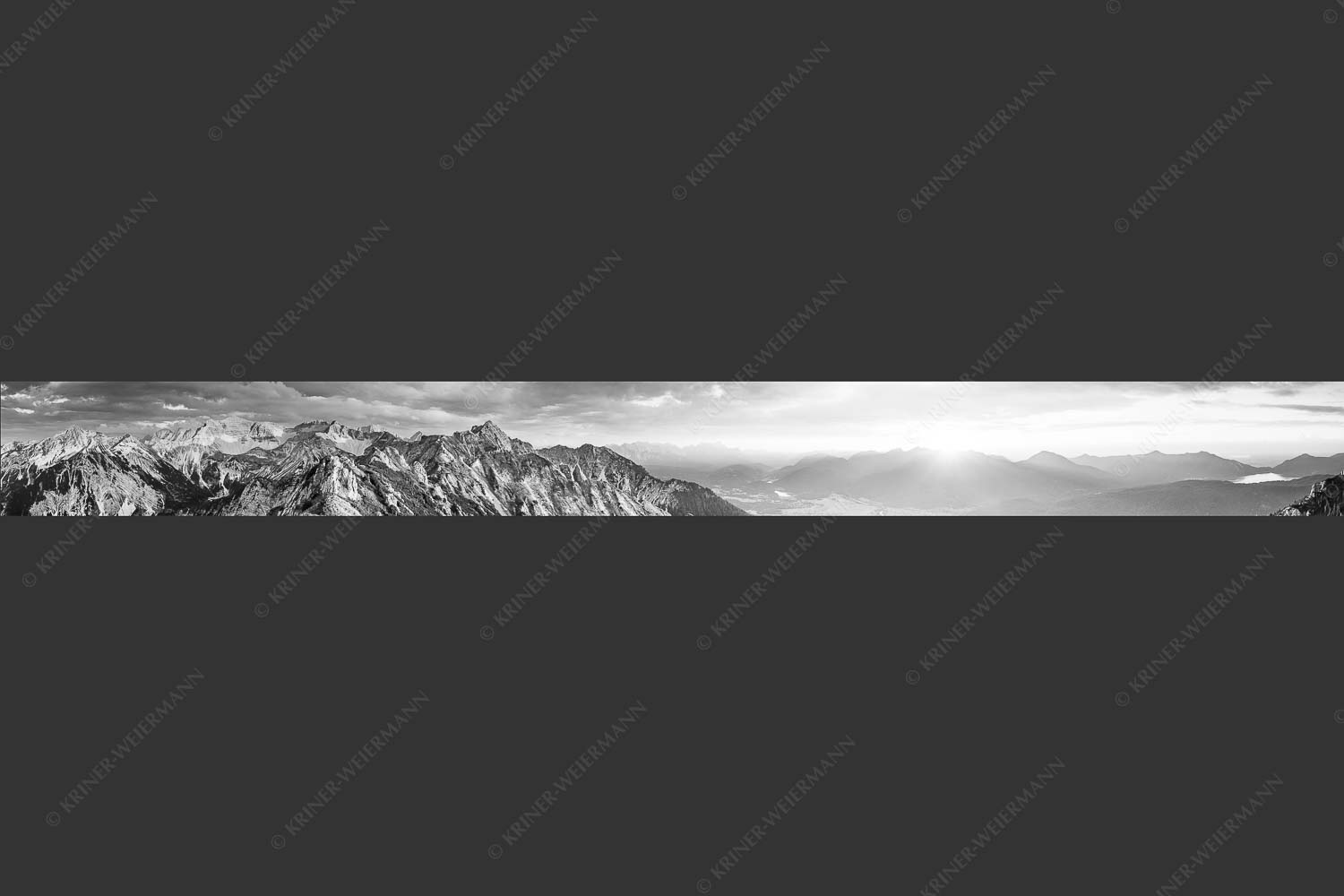 Soierngebirge im letzten warmen Tageslicht mit Sonnenuntergang im Estergebirge - Letztes Licht 10:1 sw -- Grandiose Abendstimmung im Soierngebirge - mehr Infos bei www.Kriner-Weiermann.de