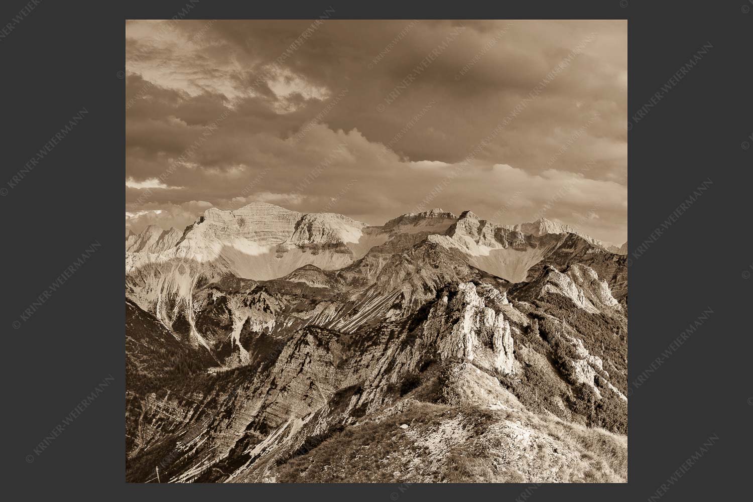 Soierngebirge im letzten warmen Tageslicht mit Sonnenuntergang im Estergebirge - Letztes Licht 1:1 sepia -- Grandiose Abendstimmung im Soierngebirge - mehr Infos bei www.Kriner-Weiermann.de