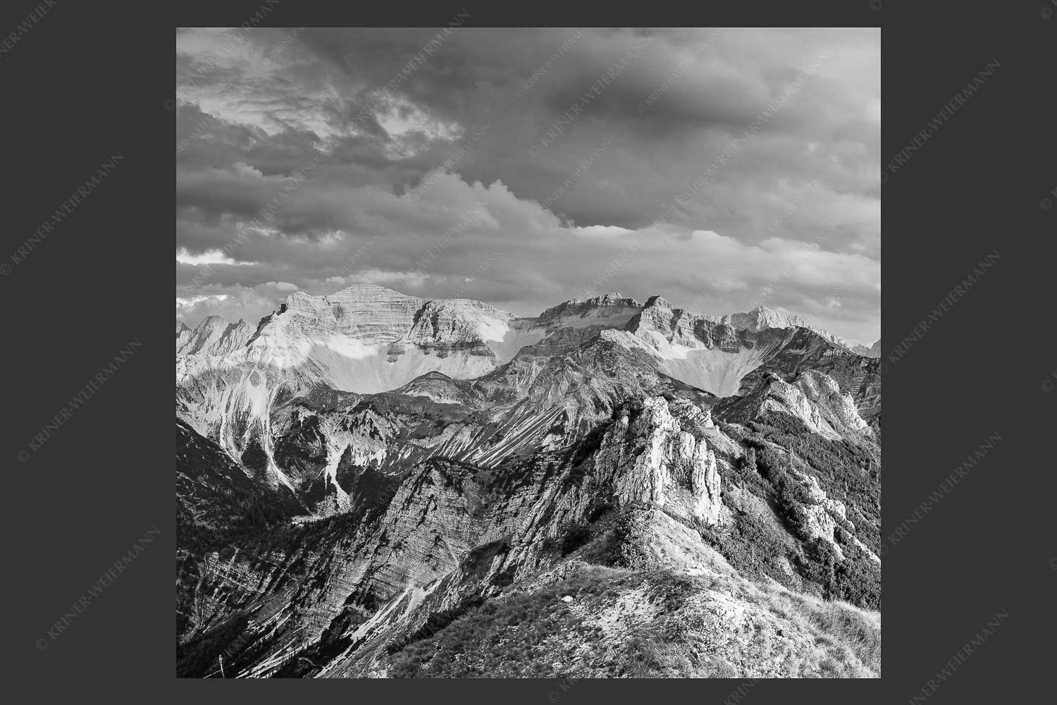 Soierngebirge im letzten warmen Tageslicht mit Sonnenuntergang im Estergebirge - Letztes Licht 1:1 sw -- Grandiose Abendstimmung im Soierngebirge - mehr Infos bei www.Kriner-Weiermann.de