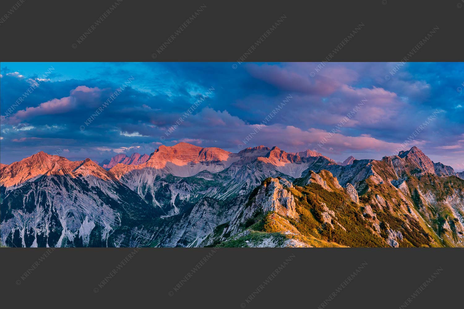 Soierngebirge im letzten warmen Tageslicht mit Sonnenuntergang im Estergebirge - Letztes Licht 2,5:1  -- Grandiose Abendstimmung im Soierngebirge - mehr Infos bei www.Kriner-Weiermann.de