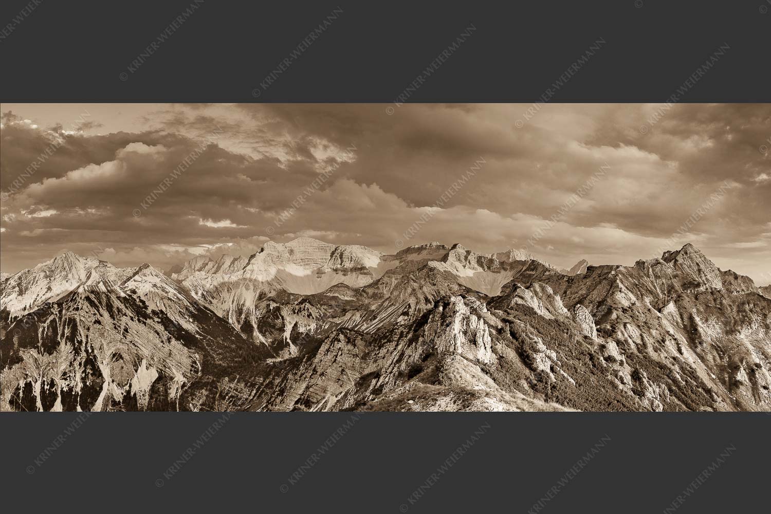 Soierngebirge im letzten warmen Tageslicht mit Sonnenuntergang im Estergebirge - Letztes Licht 2,5:1 sepia -- Grandiose Abendstimmung im Soierngebirge - mehr Infos bei www.Kriner-Weiermann.de