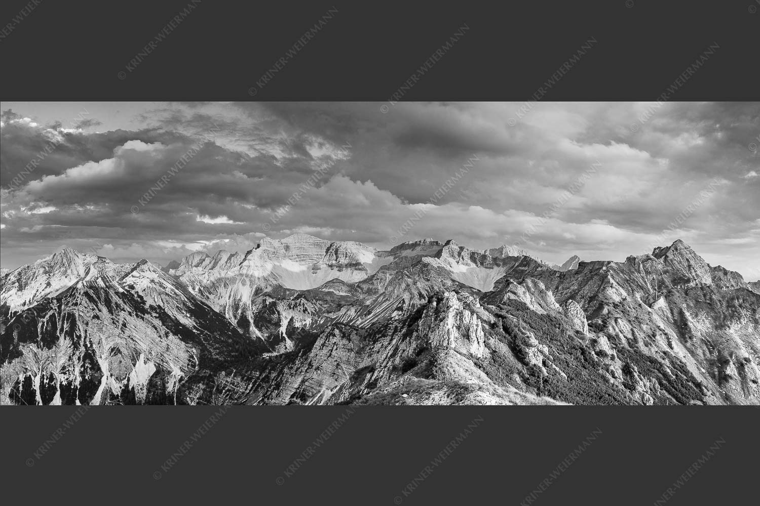 Soierngebirge im letzten warmen Tageslicht mit Sonnenuntergang im Estergebirge - Letztes Licht 2,5:1 sw -- Grandiose Abendstimmung im Soierngebirge - mehr Infos bei www.Kriner-Weiermann.de