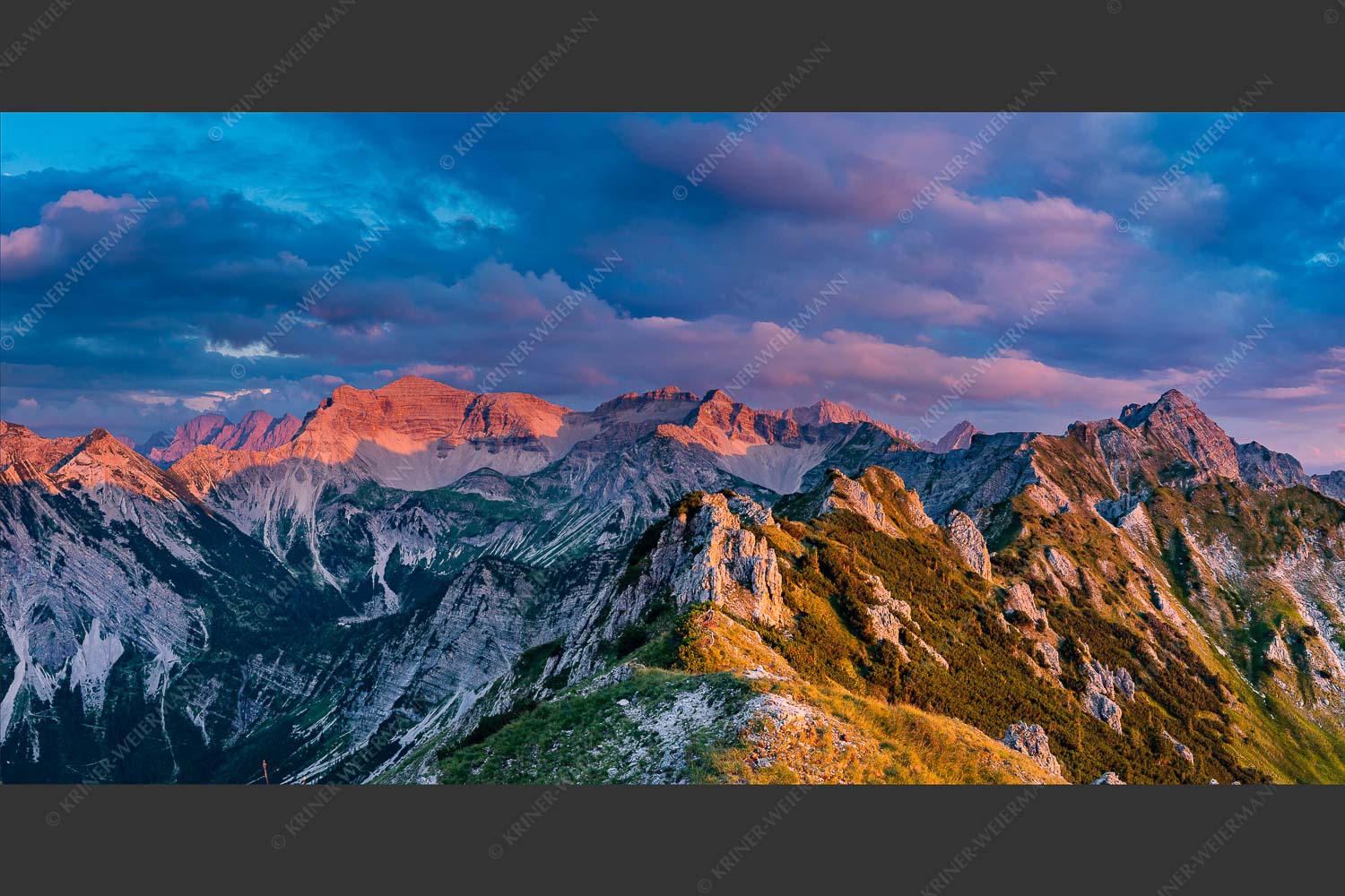 Soierngebirge im letzten warmen Tageslicht mit Sonnenuntergang im Estergebirge - Letztes Licht 2:1  -- Grandiose Abendstimmung im Soierngebirge - mehr Infos bei www.Kriner-Weiermann.de