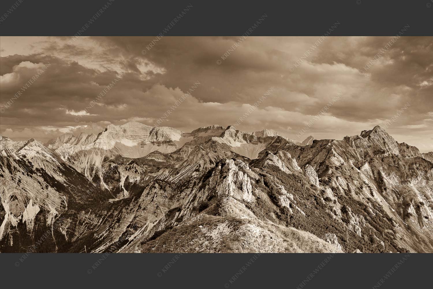 Soierngebirge im letzten warmen Tageslicht mit Sonnenuntergang im Estergebirge - Letztes Licht 2:1 sepia -- Grandiose Abendstimmung im Soierngebirge - mehr Infos bei www.Kriner-Weiermann.de