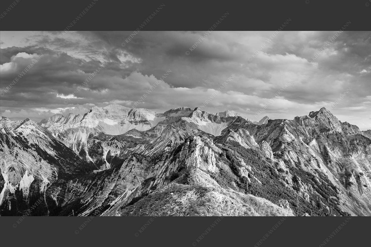 Soierngebirge im letzten warmen Tageslicht mit Sonnenuntergang im Estergebirge - Letztes Licht 2:1 sw -- Grandiose Abendstimmung im Soierngebirge - mehr Infos bei www.Kriner-Weiermann.de
