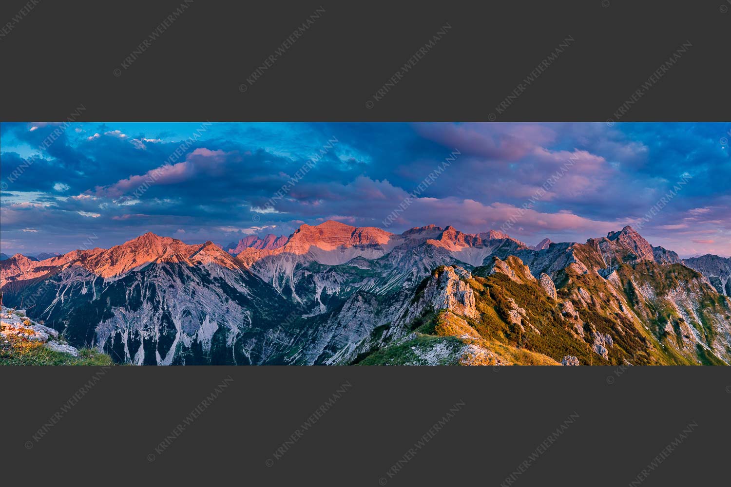 Soierngebirge im letzten warmen Tageslicht mit Sonnenuntergang im Estergebirge - Letztes Licht 3:1  -- Grandiose Abendstimmung im Soierngebirge - mehr Infos bei www.Kriner-Weiermann.de