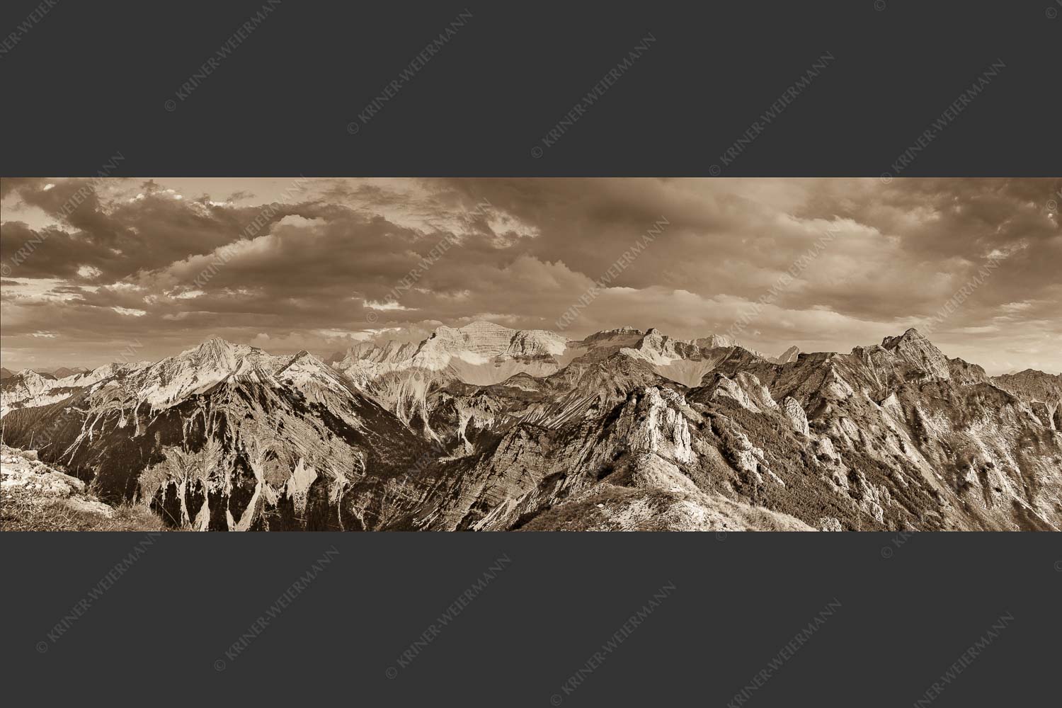 Soierngebirge im letzten warmen Tageslicht mit Sonnenuntergang im Estergebirge - Letztes Licht 3:1 sepia -- Grandiose Abendstimmung im Soierngebirge - mehr Infos bei www.Kriner-Weiermann.de