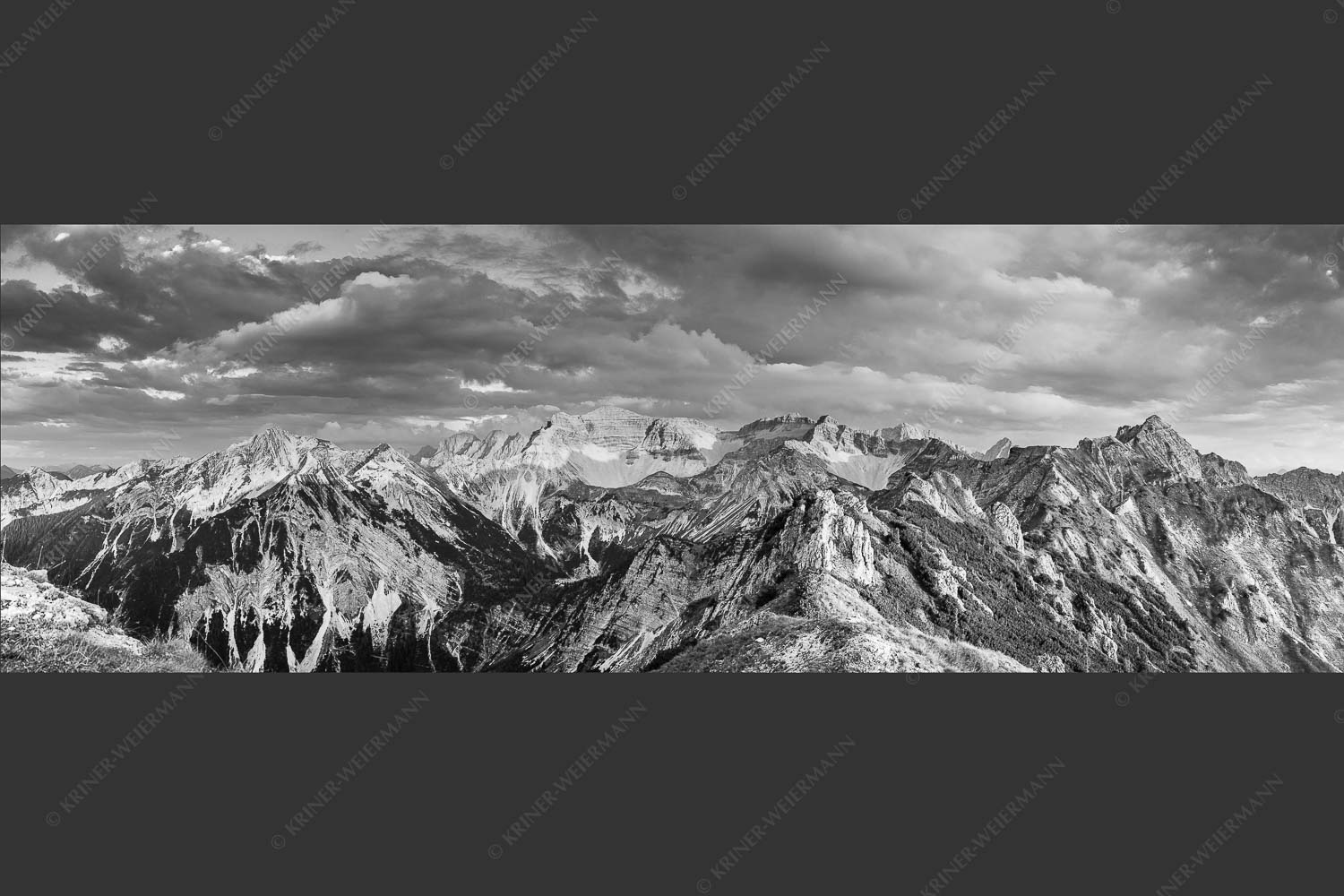 Soierngebirge im letzten warmen Tageslicht mit Sonnenuntergang im Estergebirge - Letztes Licht 3:1 sw -- Grandiose Abendstimmung im Soierngebirge - mehr Infos bei www.Kriner-Weiermann.de