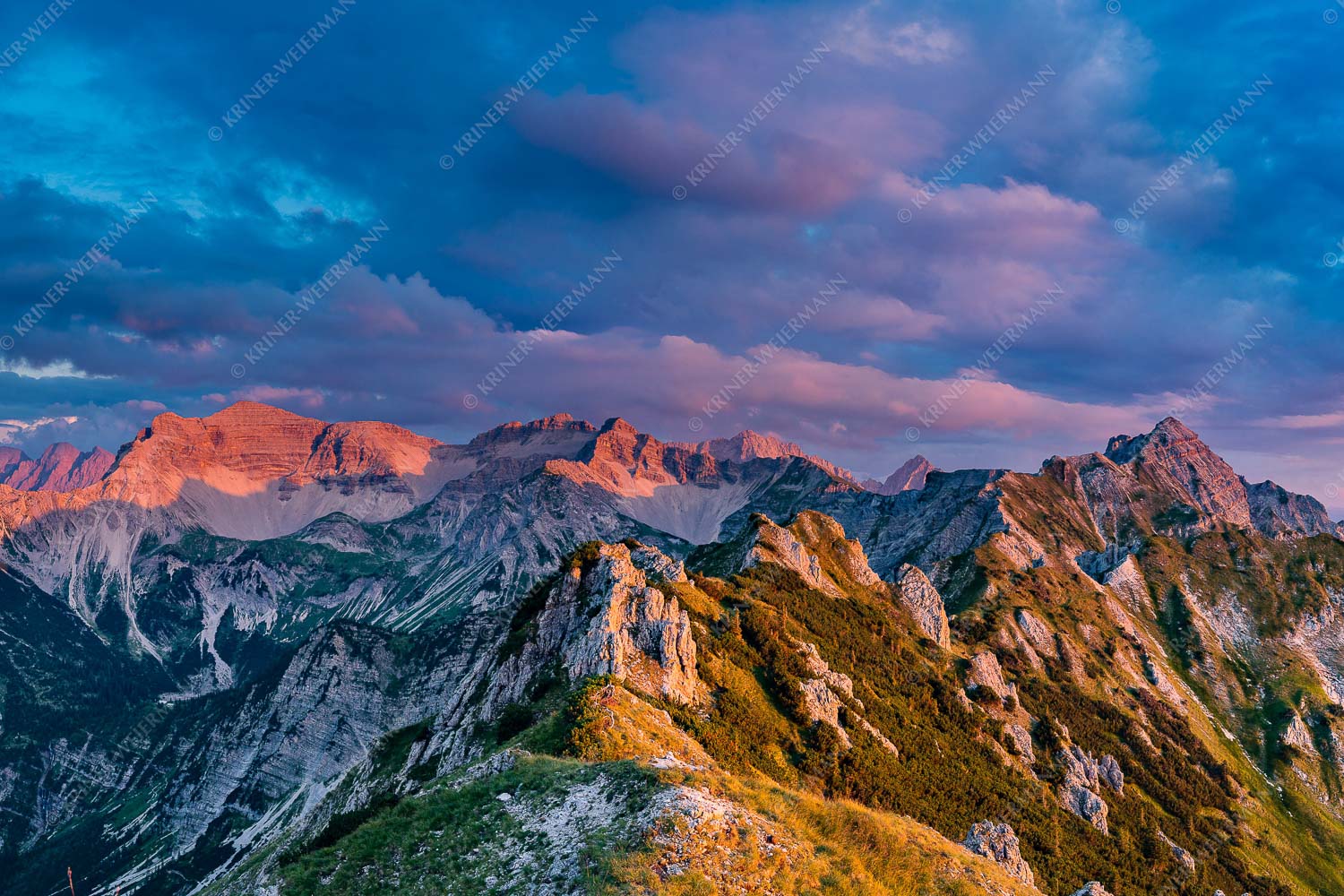 Soierngebirge im letzten warmen Tageslicht mit Sonnenuntergang im Estergebirge - Letztes Licht 3:2  -- Grandiose Abendstimmung im Soierngebirge - mehr Infos bei www.Kriner-Weiermann.de