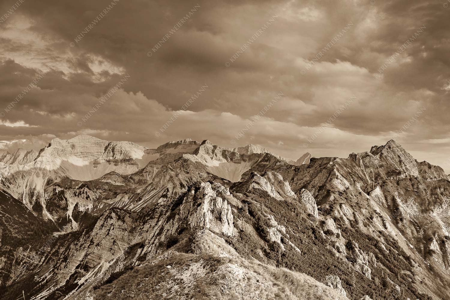Soierngebirge im letzten warmen Tageslicht mit Sonnenuntergang im Estergebirge - Letztes Licht 3:2 sepia -- Grandiose Abendstimmung im Soierngebirge - mehr Infos bei www.Kriner-Weiermann.de