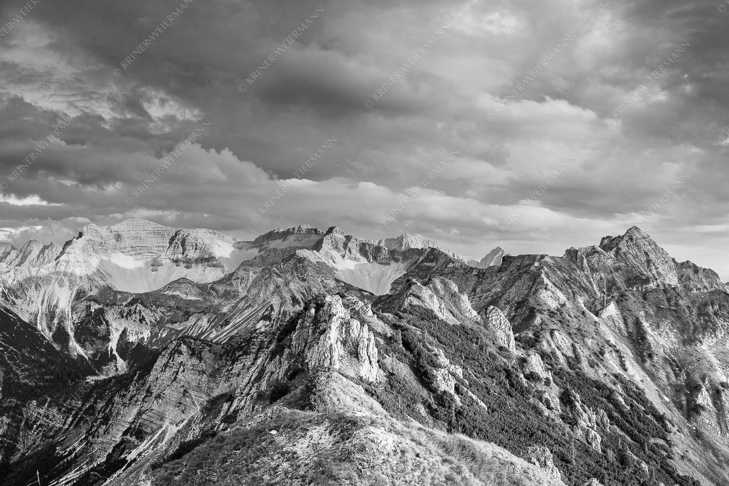 Soierngebirge im letzten warmen Tageslicht mit Sonnenuntergang im Estergebirge - Letztes Licht 3:2 sw -- Grandiose Abendstimmung im Soierngebirge - mehr Infos bei www.Kriner-Weiermann.de