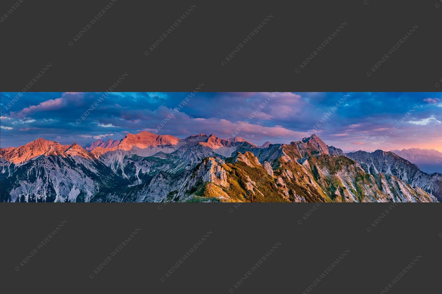 Soierngebirge im letzten warmen Tageslicht mit Sonnenuntergang im Estergebirge - Letztes Licht 4:1  -- Grandiose Abendstimmung im Soierngebirge - mehr Infos bei www.Kriner-Weiermann.de