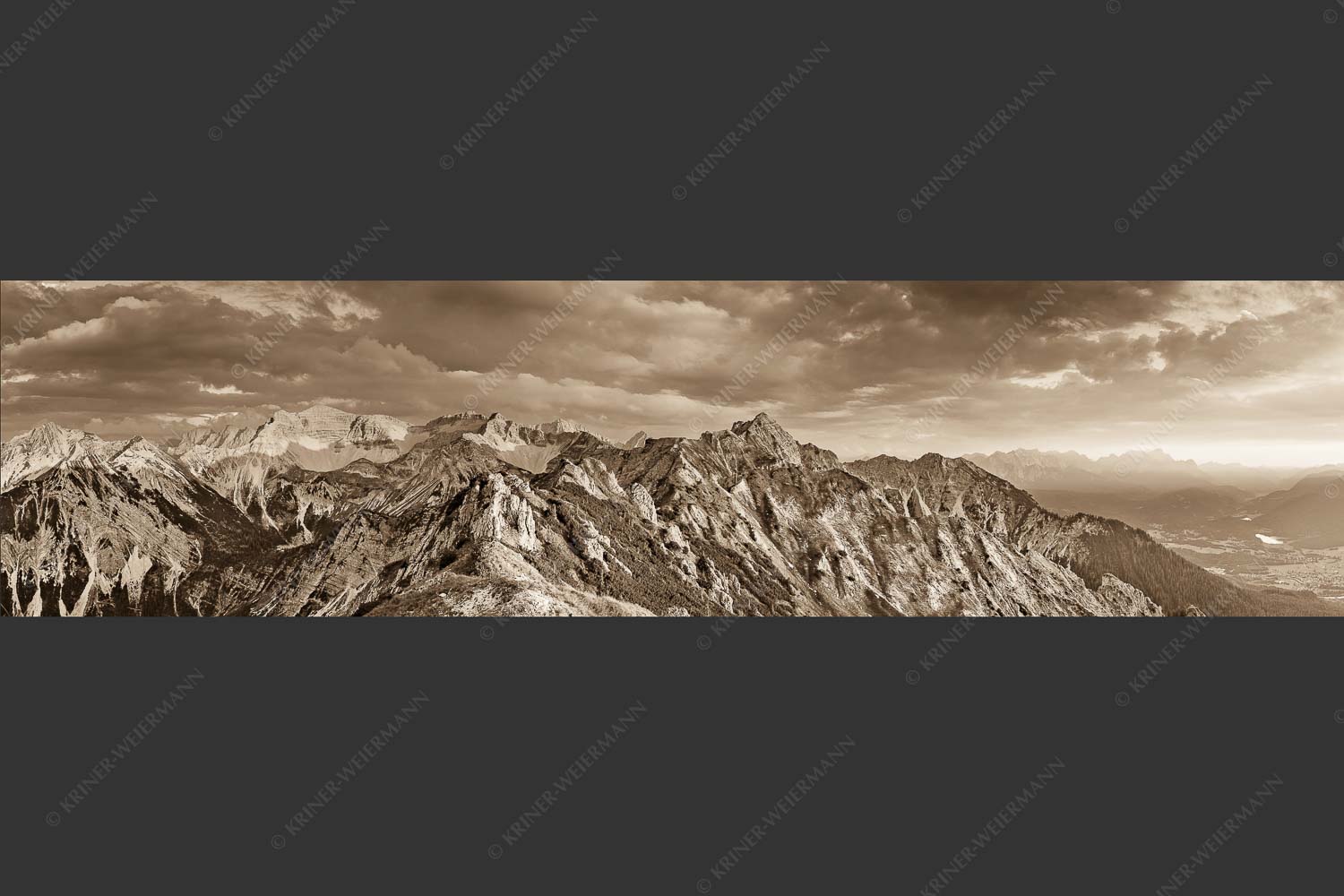 Soierngebirge im letzten warmen Tageslicht mit Sonnenuntergang im Estergebirge - Letztes Licht 4:1 sepia -- Grandiose Abendstimmung im Soierngebirge - mehr Infos bei www.Kriner-Weiermann.de