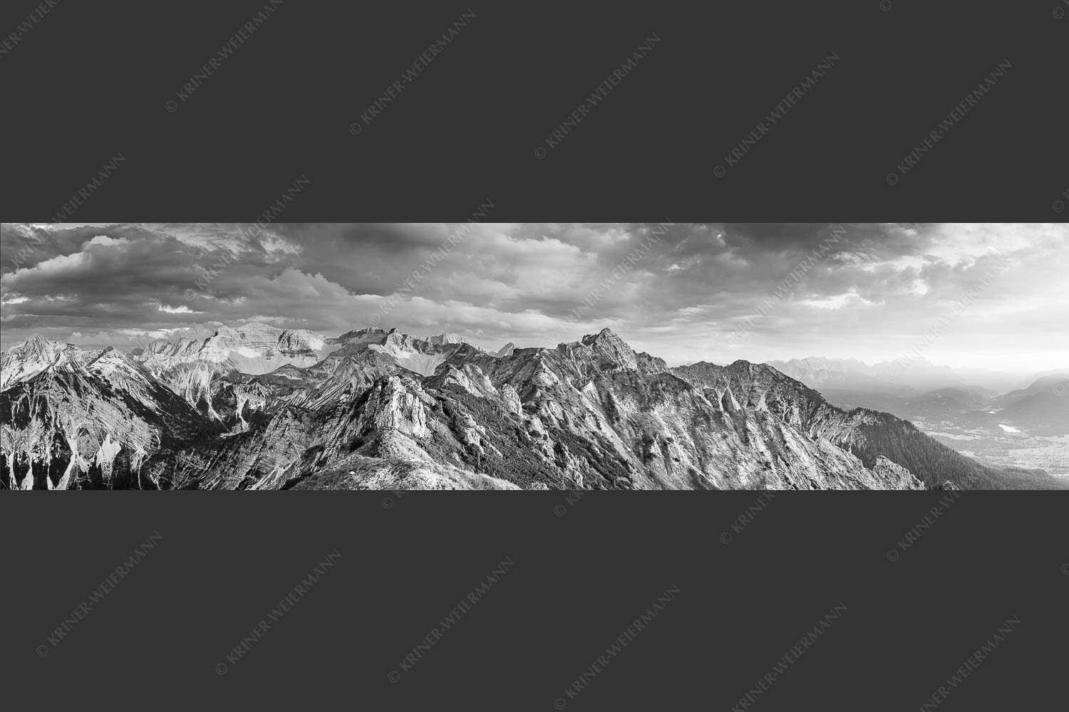 Soierngebirge im letzten warmen Tageslicht mit Sonnenuntergang im Estergebirge - Letztes Licht 4:1 sw -- Grandiose Abendstimmung im Soierngebirge - mehr Infos bei www.Kriner-Weiermann.de