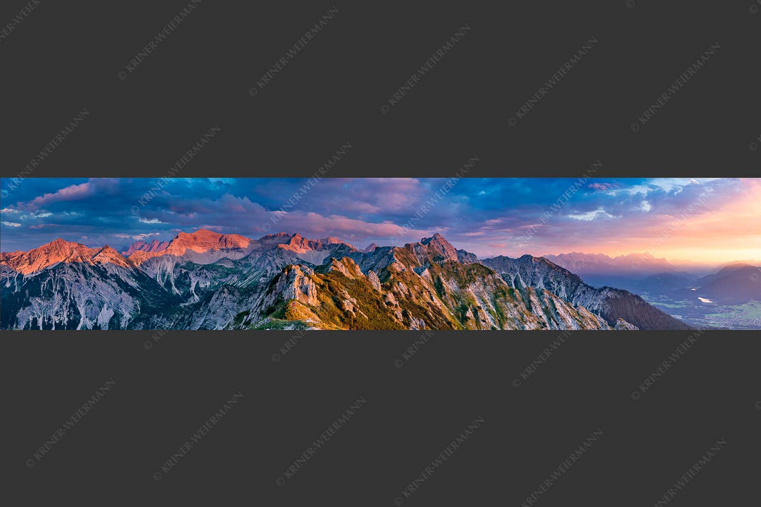 Soierngebirge im letzten warmen Tageslicht mit Sonnenuntergang im Estergebirge - Letztes Licht 5:1  -- Grandiose Abendstimmung im Soierngebirge - mehr Infos bei www.Kriner-Weiermann.de