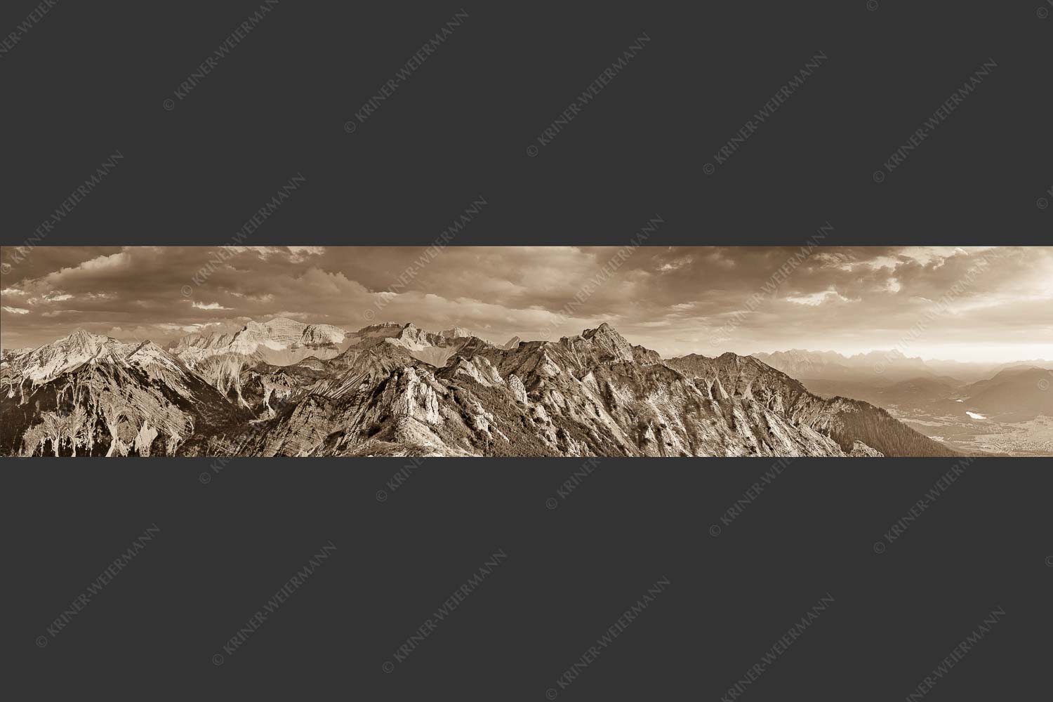 Soierngebirge im letzten warmen Tageslicht mit Sonnenuntergang im Estergebirge - Letztes Licht 5:1 sepia -- Grandiose Abendstimmung im Soierngebirge - mehr Infos bei www.Kriner-Weiermann.de