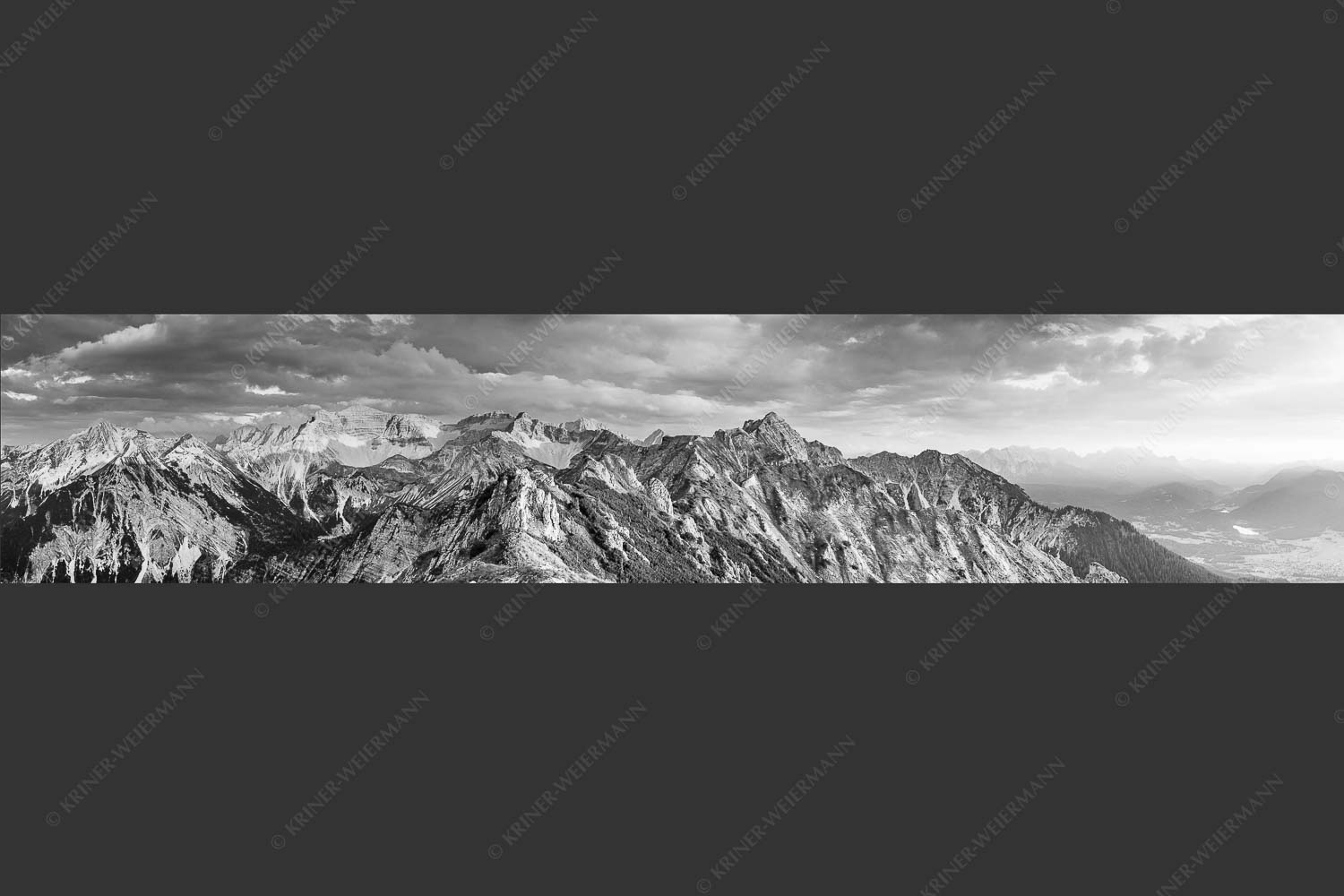 Soierngebirge im letzten warmen Tageslicht mit Sonnenuntergang im Estergebirge - Letztes Licht 5:1 sw -- Grandiose Abendstimmung im Soierngebirge - mehr Infos bei www.Kriner-Weiermann.de