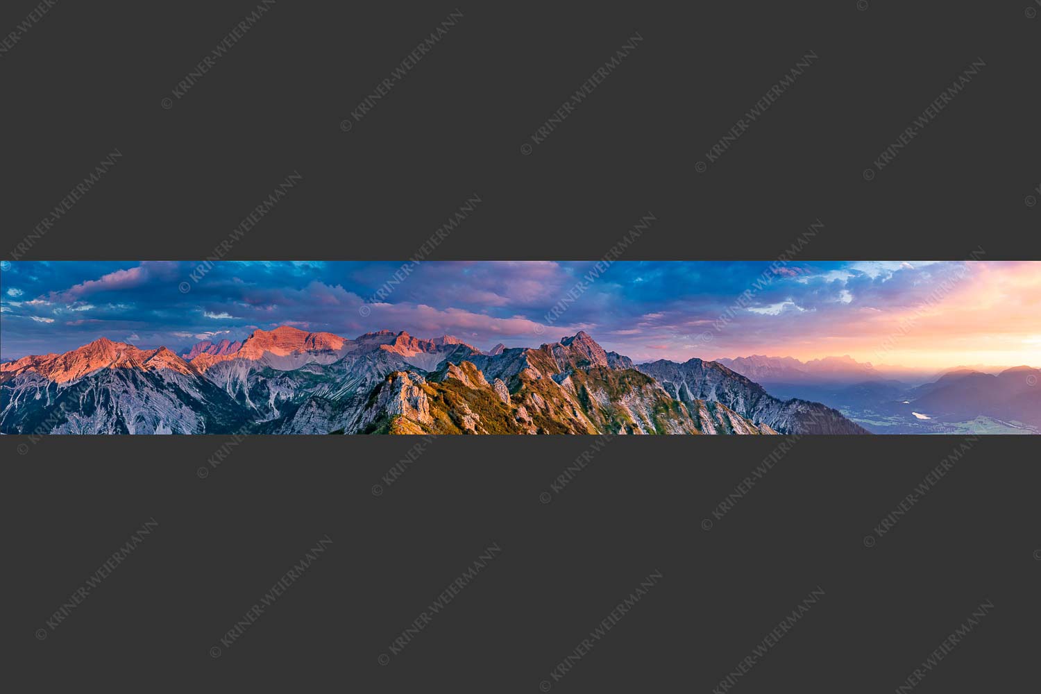 Soierngebirge im letzten warmen Tageslicht mit Sonnenuntergang im Estergebirge - Letztes Licht 6:1  -- Grandiose Abendstimmung im Soierngebirge - mehr Infos bei www.Kriner-Weiermann.de