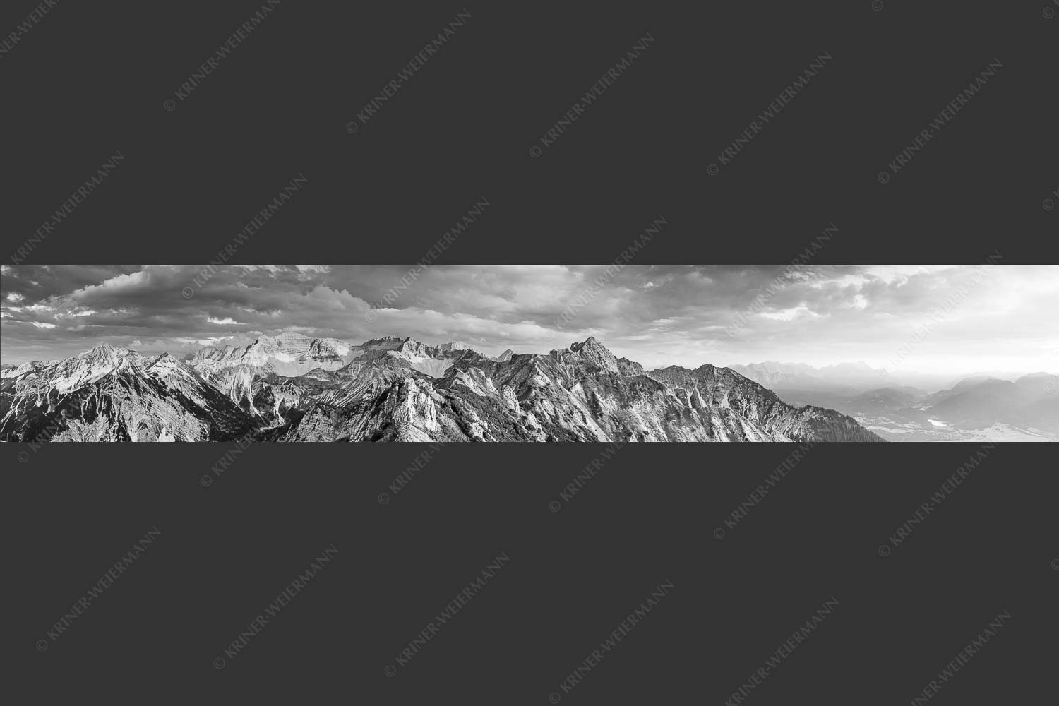 Soierngebirge im letzten warmen Tageslicht mit Sonnenuntergang im Estergebirge - Letztes Licht 6:1 sw -- Grandiose Abendstimmung im Soierngebirge - mehr Infos bei www.Kriner-Weiermann.de