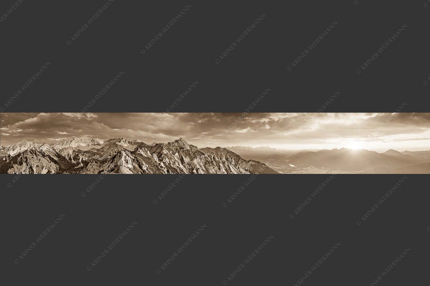 Soierngebirge im letzten warmen Tageslicht mit Sonnenuntergang im Estergebirge - Letztes Licht 7:1 sepia -- Grandiose Abendstimmung im Soierngebirge - mehr Infos bei www.Kriner-Weiermann.de