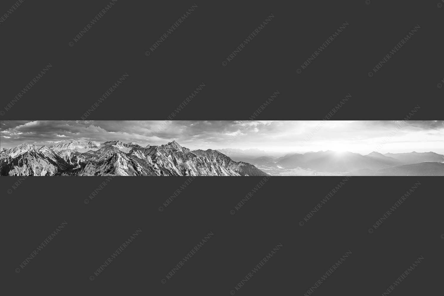 Soierngebirge im letzten warmen Tageslicht mit Sonnenuntergang im Estergebirge - Letztes Licht 8:1 sw -- Grandiose Abendstimmung im Soierngebirge - mehr Infos bei www.Kriner-Weiermann.de