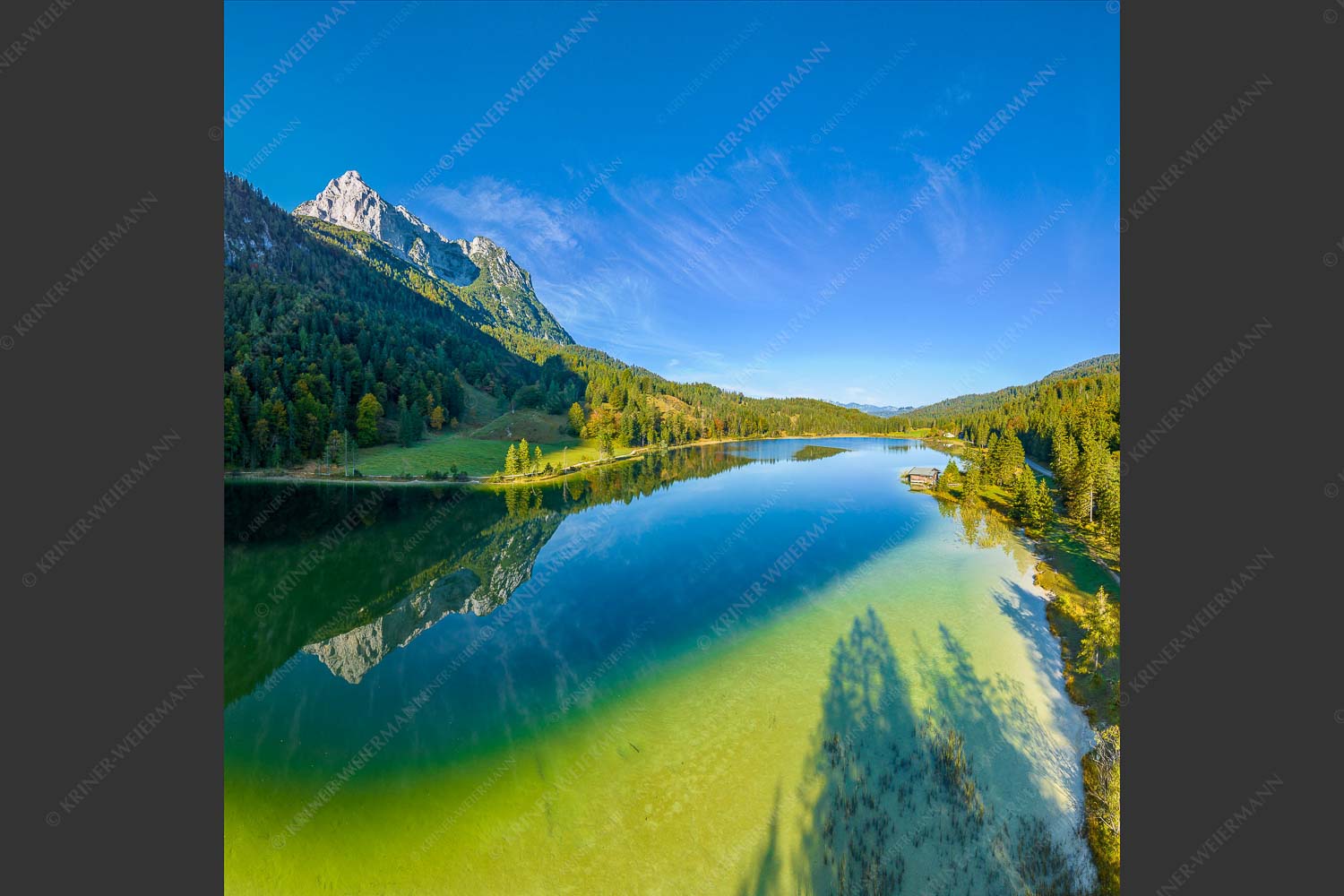 Die Untere Wettersteinspitze spiegelt sich im Ferchensee - Magie des Ferchensees 1:1  -- Wetterstein - mehr Infos bei www.Kriner-Weiermann.de