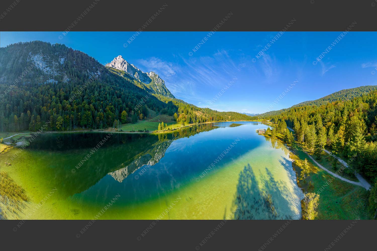 Die Untere Wettersteinspitze spiegelt sich im Ferchensee - Magie des Ferchensees 2:1  -- Wetterstein - mehr Infos bei www.Kriner-Weiermann.de