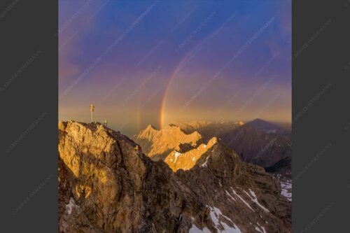 Kletterer am Zugspitzgipfel. Blick über Gipfel und Jubiläumsgrat zur Alpspitze im Wettersteingebirge - Magie 1:1  -- Klettern an der Zugspitze - mehr Infos bei www.Kriner-Weiermann.de