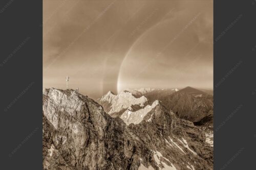 Kletterer am Zugspitzgipfel. Blick über Gipfel und Jubiläumsgrat zur Alpspitze im Wettersteingebirge - Magie 1:1 sepia -- Klettern an der Zugspitze - mehr Infos bei www.Kriner-Weiermann.de