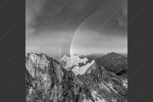 Kletterer am Zugspitzgipfel. Blick über Gipfel und Jubiläumsgrat zur Alpspitze im Wettersteingebirge - Magie 1:1 sw -- Klettern an der Zugspitze - mehr Infos bei www.Kriner-Weiermann.de