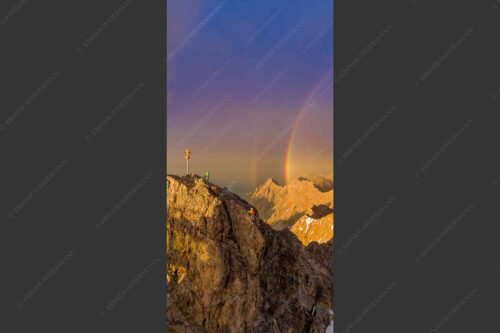 Kletterer am Zugspitzgipfel. Blick über Gipfel und Jubiläumsgrat zur Alpspitze im Wettersteingebirge - Magie 1:2  -- Klettern an der Zugspitze - mehr Infos bei www.Kriner-Weiermann.de