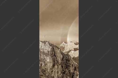 Kletterer am Zugspitzgipfel. Blick über Gipfel und Jubiläumsgrat zur Alpspitze im Wettersteingebirge - Magie 1:2 sepia -- Klettern an der Zugspitze - mehr Infos bei www.Kriner-Weiermann.de