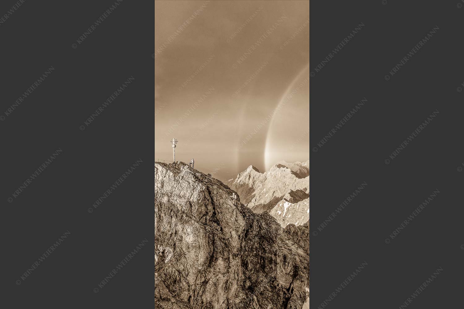 Kletterer am Zugspitzgipfel. Blick über Gipfel und Jubiläumsgrat zur Alpspitze im Wettersteingebirge - Magie 1:2 sepia -- Klettern an der Zugspitze - mehr Infos bei www.Kriner-Weiermann.de