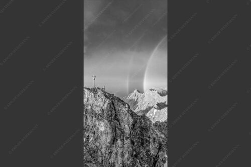 Kletterer am Zugspitzgipfel. Blick über Gipfel und Jubiläumsgrat zur Alpspitze im Wettersteingebirge - Magie 1:2 sw -- Klettern an der Zugspitze - mehr Infos bei www.Kriner-Weiermann.de