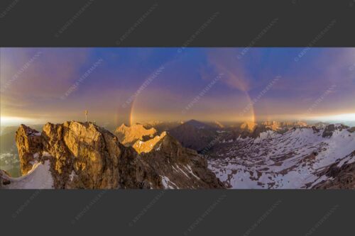 Kletterer am Zugspitzgipfel. Blick über Gipfel und Jubiläumsgrat zur Alpspitze im Wettersteingebirge - Magie 2,5:1  -- Klettern an der Zugspitze - mehr Infos bei www.Kriner-Weiermann.de
