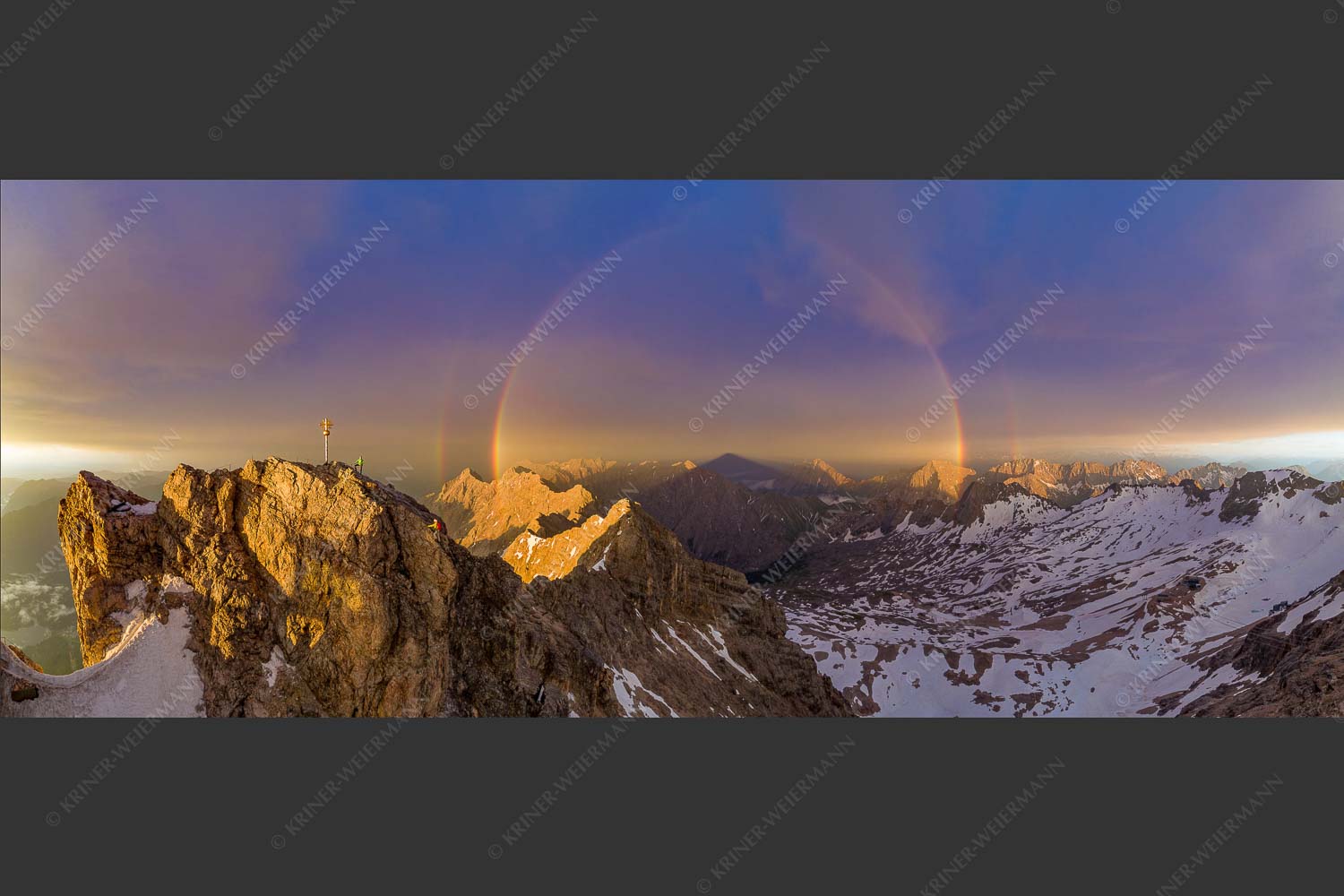 Kletterer am Zugspitzgipfel. Blick über Gipfel und Jubiläumsgrat zur Alpspitze im Wettersteingebirge - Magie 2,5:1 -- Klettern an der Zugspitze - mehr Infos bei www.Kriner-Weiermann.de