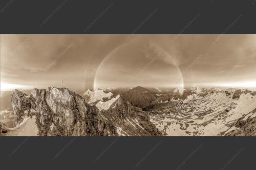 Kletterer am Zugspitzgipfel. Blick über Gipfel und Jubiläumsgrat zur Alpspitze im Wettersteingebirge - Magie 2,5:1 sepia -- Klettern an der Zugspitze - mehr Infos bei www.Kriner-Weiermann.de