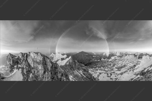 Kletterer am Zugspitzgipfel. Blick über Gipfel und Jubiläumsgrat zur Alpspitze im Wettersteingebirge - Magie 2,5:1 sw -- Klettern an der Zugspitze - mehr Infos bei www.Kriner-Weiermann.de