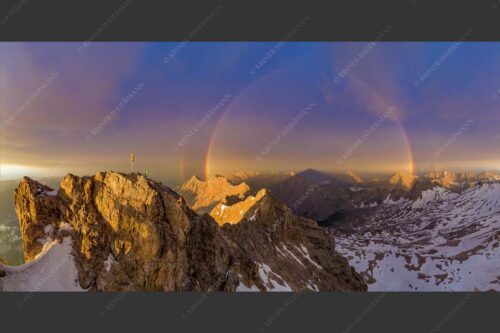 Kletterer am Zugspitzgipfel. Blick über Gipfel und Jubiläumsgrat zur Alpspitze im Wettersteingebirge - Magie 2:1  -- Klettern an der Zugspitze - mehr Infos bei www.Kriner-Weiermann.de