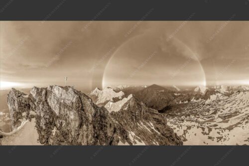 Kletterer am Zugspitzgipfel. Blick über Gipfel und Jubiläumsgrat zur Alpspitze im Wettersteingebirge - Magie 2:1 sepia -- Klettern an der Zugspitze - mehr Infos bei www.Kriner-Weiermann.de