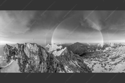 Kletterer am Zugspitzgipfel. Blick über Gipfel und Jubiläumsgrat zur Alpspitze im Wettersteingebirge - Magie 2:1 sw -- Klettern an der Zugspitze - mehr Infos bei www.Kriner-Weiermann.de