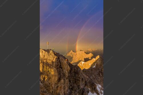 Kletterer am Zugspitzgipfel. Blick über Gipfel und Jubiläumsgrat zur Alpspitze im Wettersteingebirge - Magie 2:3  -- Klettern an der Zugspitze - mehr Infos bei www.Kriner-Weiermann.de