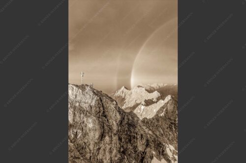 Kletterer am Zugspitzgipfel. Blick über Gipfel und Jubiläumsgrat zur Alpspitze im Wettersteingebirge - Magie 2:3 sepia -- Klettern an der Zugspitze - mehr Infos bei www.Kriner-Weiermann.de