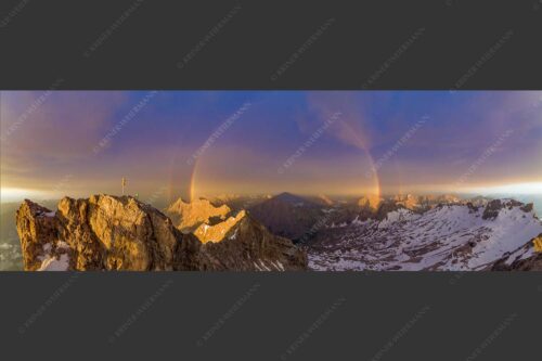 Kletterer am Zugspitzgipfel. Blick über Gipfel und Jubiläumsgrat zur Alpspitze im Wettersteingebirge - Magie 3:1  -- Klettern an der Zugspitze - mehr Infos bei www.Kriner-Weiermann.de