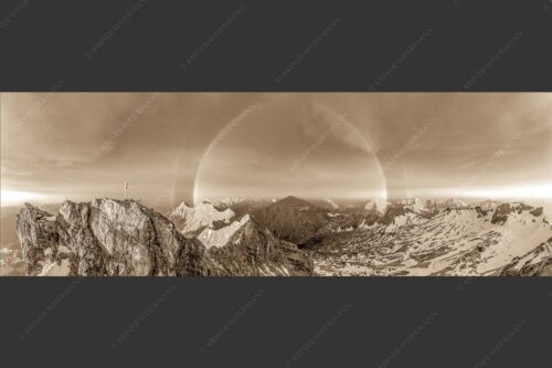 Kletterer am Zugspitzgipfel. Blick über Gipfel und Jubiläumsgrat zur Alpspitze im Wettersteingebirge - Magie 3:1 sepia -- Klettern an der Zugspitze - mehr Infos bei www.Kriner-Weiermann.de