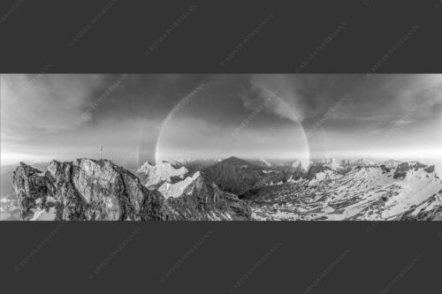 Kletterer am Zugspitzgipfel. Blick über Gipfel und Jubiläumsgrat zur Alpspitze im Wettersteingebirge - Magie 3:1 sw -- Klettern an der Zugspitze - mehr Infos bei www.Kriner-Weiermann.de