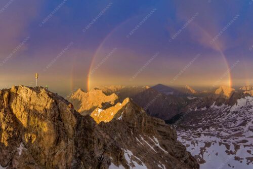 Kletterer am Zugspitzgipfel. Blick über Gipfel und Jubiläumsgrat zur Alpspitze im Wettersteingebirge - Magie 3:2  -- Klettern an der Zugspitze - mehr Infos bei www.Kriner-Weiermann.de
