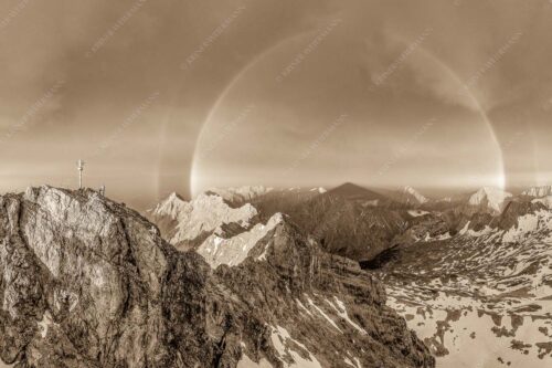 Kletterer am Zugspitzgipfel. Blick über Gipfel und Jubiläumsgrat zur Alpspitze im Wettersteingebirge - Magie 3:2 sepia -- Klettern an der Zugspitze - mehr Infos bei www.Kriner-Weiermann.de