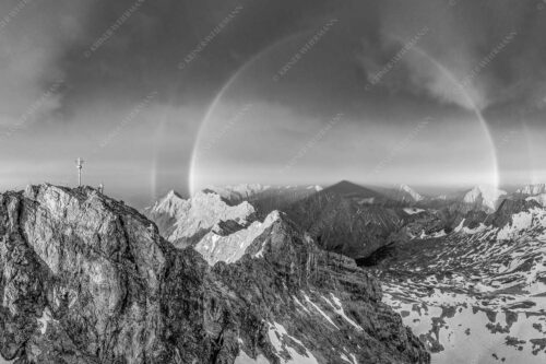 Kletterer am Zugspitzgipfel. Blick über Gipfel und Jubiläumsgrat zur Alpspitze im Wettersteingebirge - Magie 3:2 sw -- Klettern an der Zugspitze - mehr Infos bei www.Kriner-Weiermann.de