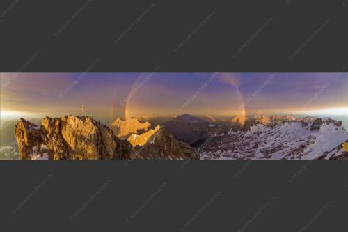 Kletterer am Zugspitzgipfel. Blick über Gipfel und Jubiläumsgrat zur Alpspitze im Wettersteingebirge - Magie 4:1  -- Klettern an der Zugspitze - mehr Infos bei www.Kriner-Weiermann.de
